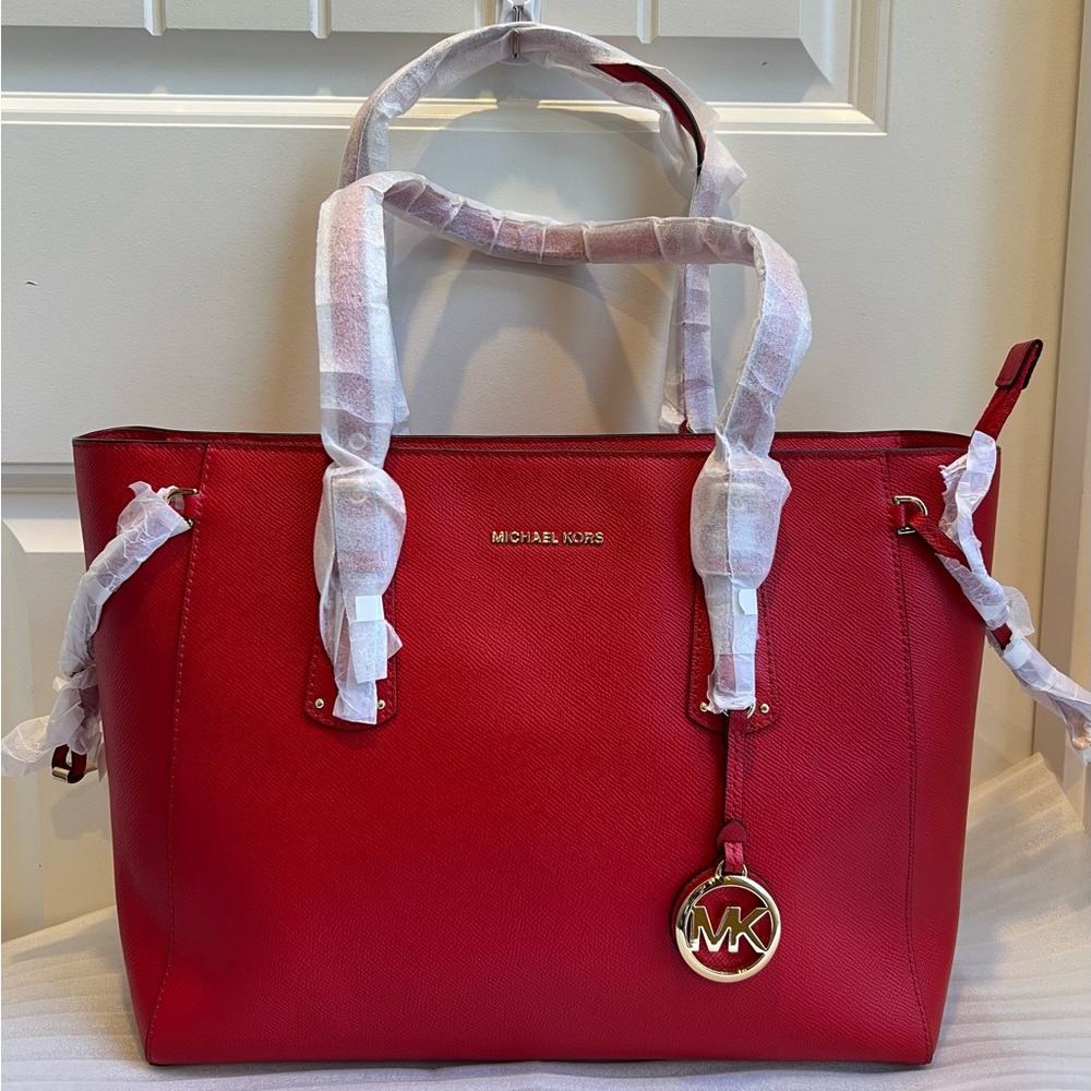 NWT Michael Kors Voyager Medium
Leather Tote Bag
